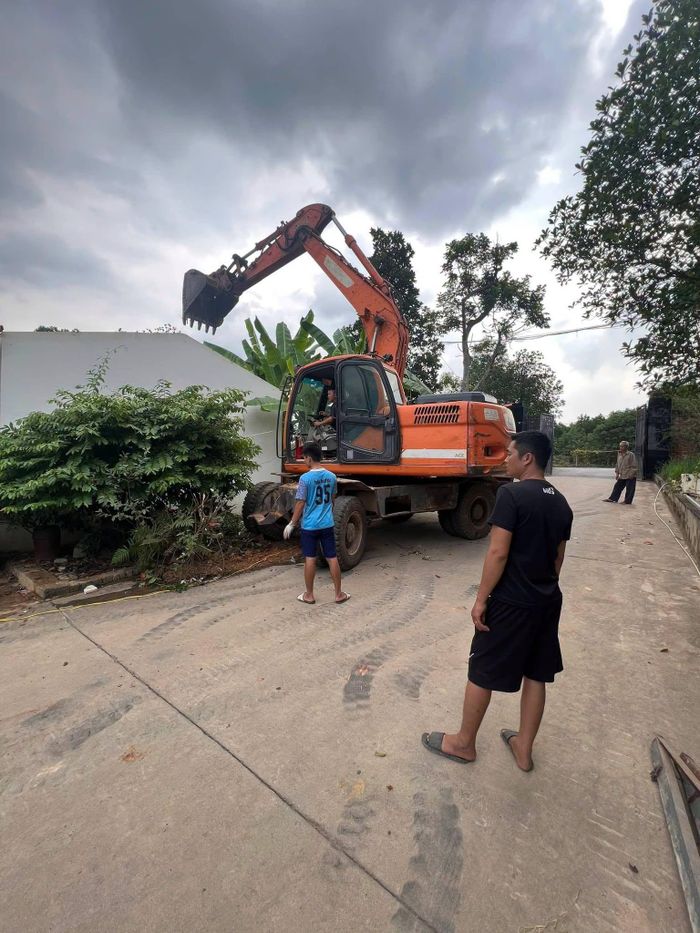 Người dân chủ động tháo dỡ công trình vi phạm đất đai. Ảnh: ĐH