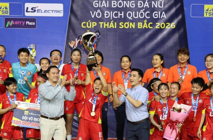 Phó Chủ tịch VFF Trần Anh Tú (thứ 2 bên trái) tại lễ trao chức vô địch cho CLB nữ TP. Hồ Chí Minh ở giải nữ Vô địch quốc gia – Cúp Thái Sơn Bắc 2026. Ảnh: VFF