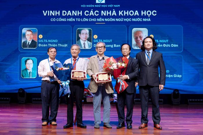 Ban tổ chức vinh danh các nhà khoa học có đóng góp cho sự phát triển của nền ngôn ngữ học Việt Nam. Ảnh: BTC