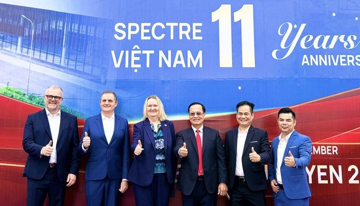 Ông Jesper Klausen (ngoài cùng bên trái) tại lễ khánh thành nhà máy thứ tư của Spectre tại Việt Nam. Ảnh: Kiều Thoan Thu