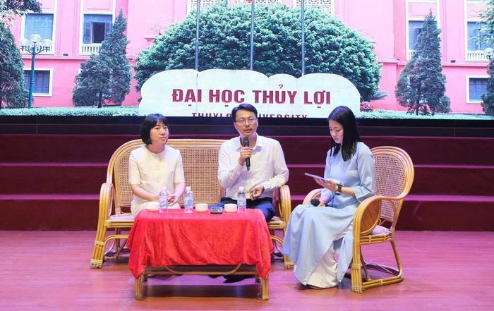 Tiến sĩ, luật sư Đặng Văn Cường trong một buổi trao đổi với sinh viên Trường Đại học Thủy Lợi. Ảnh: NVCC