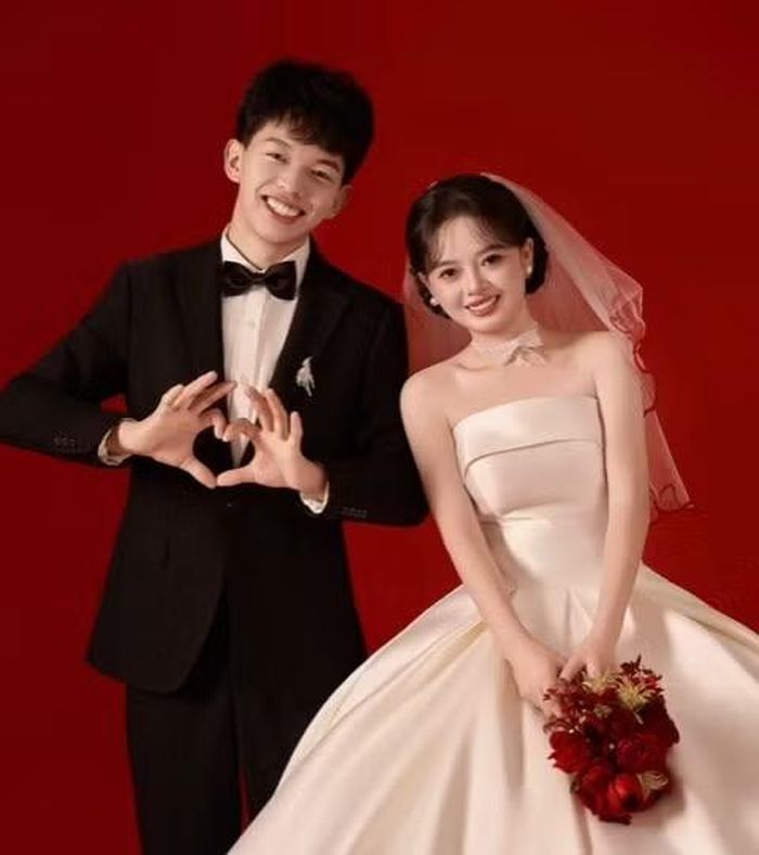 Xu Chenghong và bạn gái vượt qua sự phản đối của gia đình để nên duyên vợ chồng.