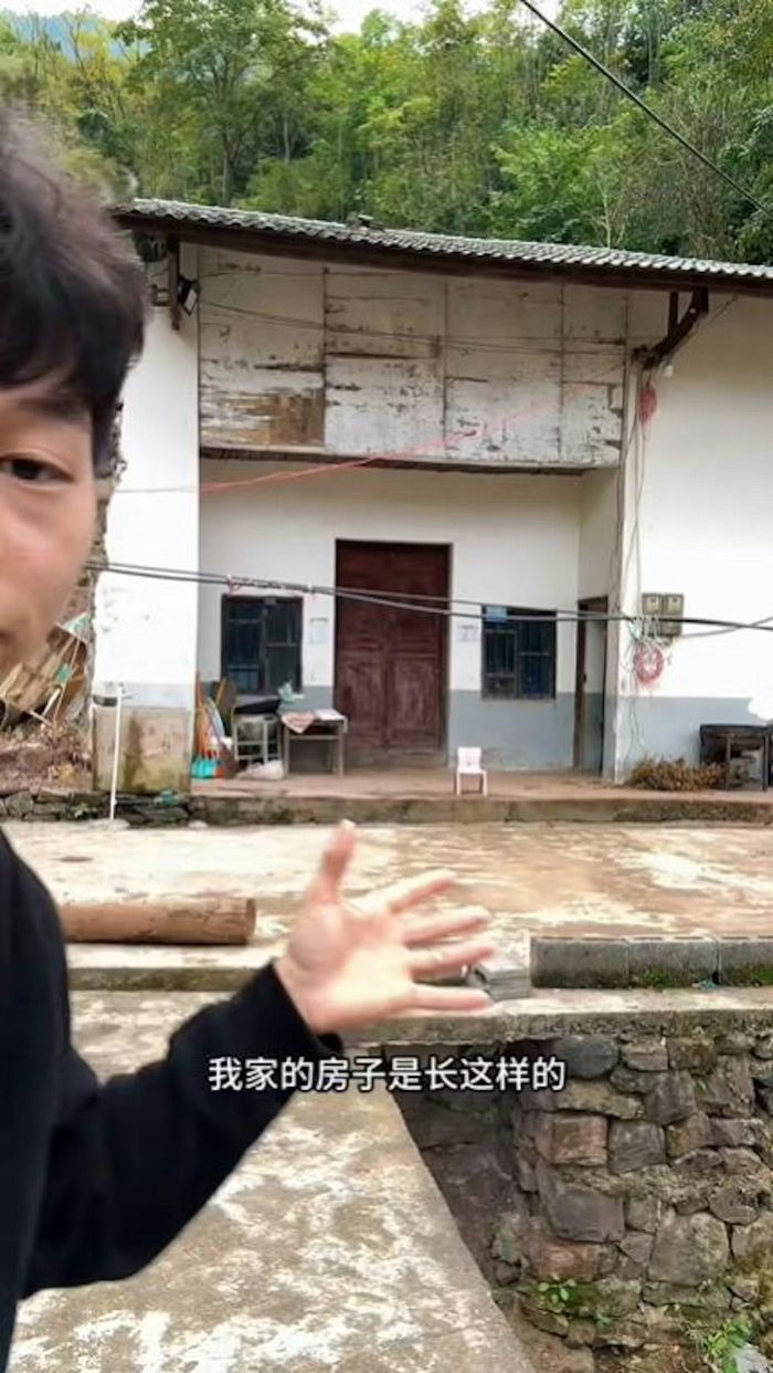 Xu sinh ra trong gia đình có hoàn cảnh khó khăn, thiếu vắng tình thân.