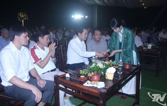 Đồng chí Bí thư Tỉnh ủy Thái Nguyên Trịnh Xuân Trường và các đại biểu thưởng trà.