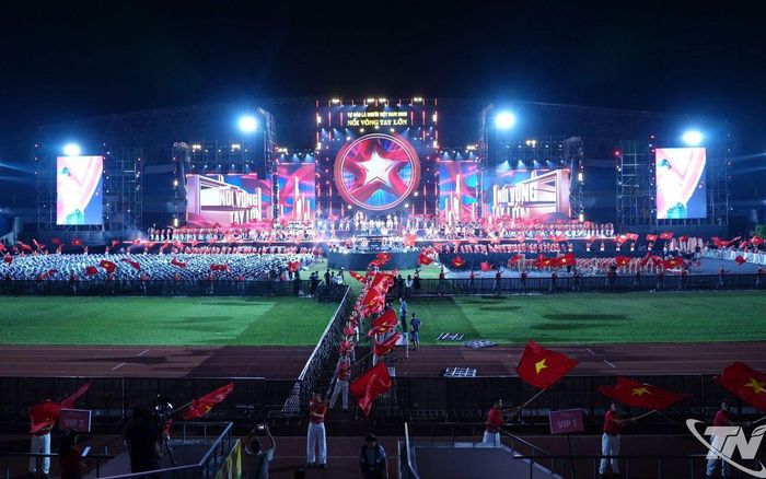 Buổi tổng duyệt chương trình nghệ thuật “Tự hào là người Việt Nam 2026 - Nối vòng tay lớn" tại Sân vận động Thái Nguyên.