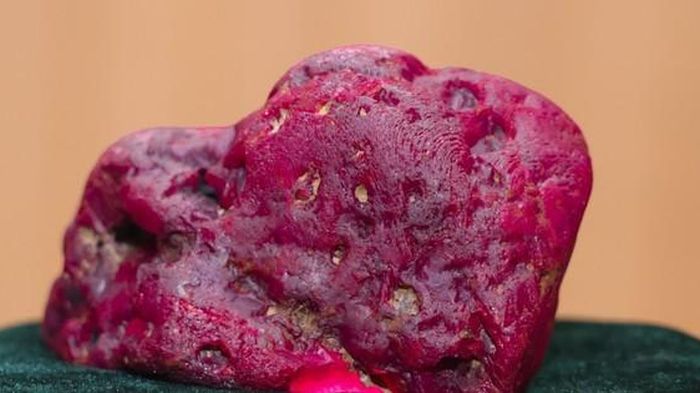 Thợ mỏ đào trúng hồng ngọc 'khủng' nặng 2.2kg, giới đá quý toàn cầu chấn động