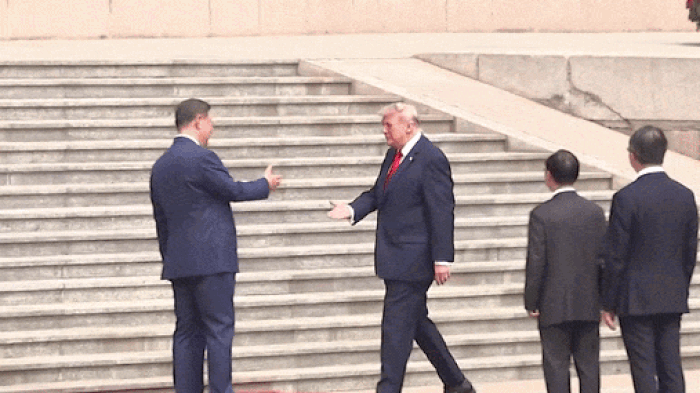 21 loạt đại bác chào đón Tổng thống Trump tới Đại lễ đường Nhân dân