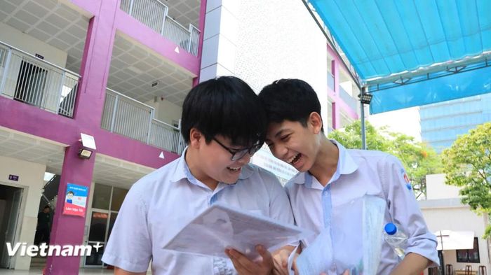 Thi vào 10: Thí sinh tươi cười sau bài thi Ngữ văn 'dễ thở'