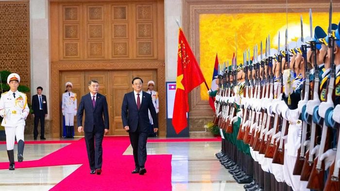 Thủ tướng Lê Minh Hưng chủ trì lễ đón chính thức Thủ tướng Lào