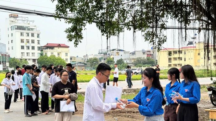Hà Nội: Hàng nghìn thanh niên tình nguyện hỗ trợ thí sinh thi tốt nghiệp THPT năm 2026