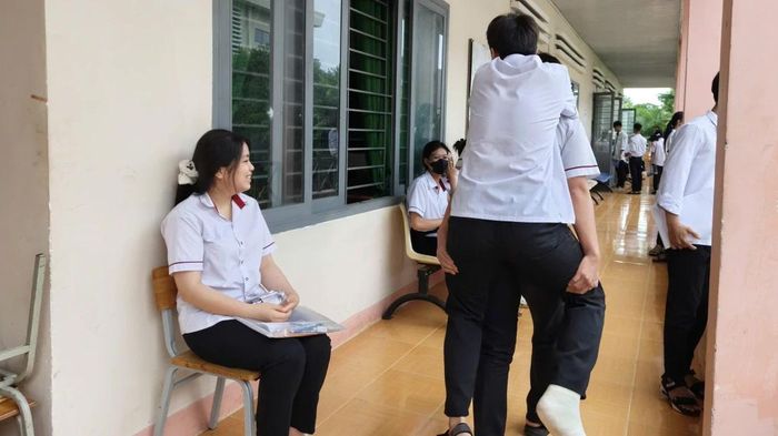 Thí sinh bị tai nạn đến điểm thi bằng 'đôi chân' của bạn