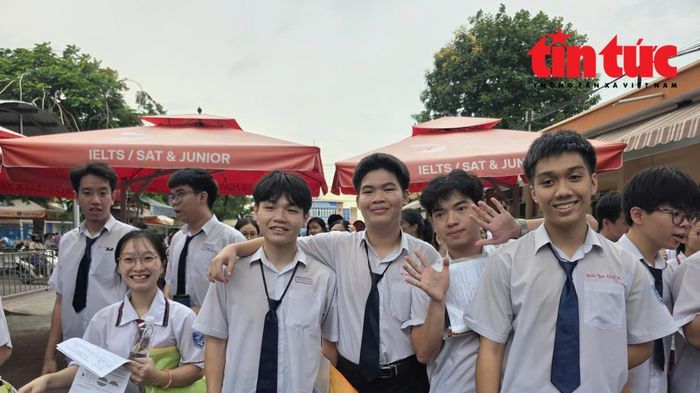 Đề Toán 'dễ thở', thí sinh kết thúc môn thi thứ hai tốt nghiệp THPT 2026