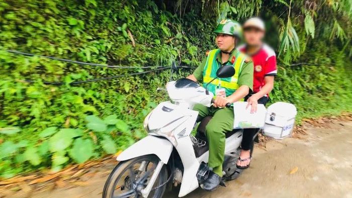 Thí sinh ở Tuyên Quang ngủ quên, hỏng xe giữa đường được Công an xã kịp thời đón đi thi