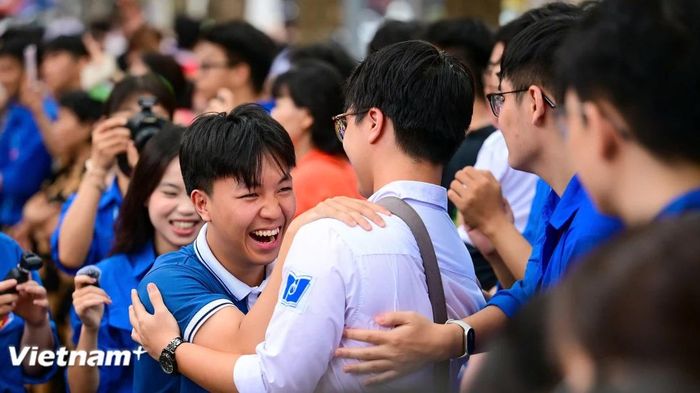 Thí sinh rạng rỡ bước khỏi phòng thi kết thúc kỳ thi Tốt nghiệp THPT 2026