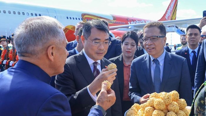 Thủ tướng Lê Minh Hưng thưởng thức bánh mì muối, kẹo trắc-trắc tại lễ đón ở sân bay Kazan