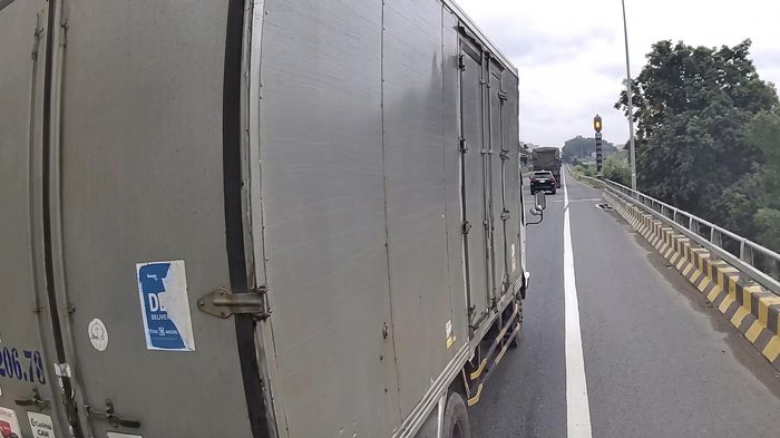 Phạt t&agrave;i xế xe tải vượt ẩu tr&ecirc;n Quốc lộ 1 từ phản &aacute;nh qua ứng dụng VNeTraffic