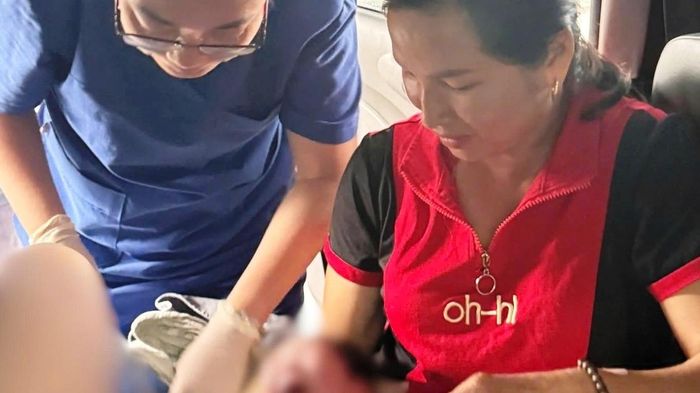 Sản phụ sinh con tr&ecirc;n &ocirc; t&ocirc; ở Ninh B&igrave;nh