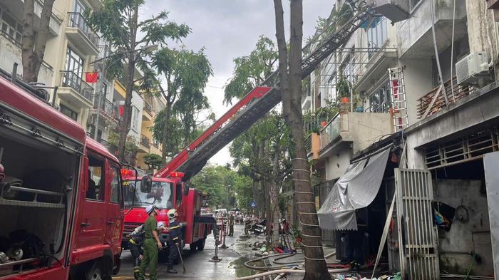 Ch&aacute;y nh&agrave; 4 tầng ở H&agrave; Nội, 2 người tử vong