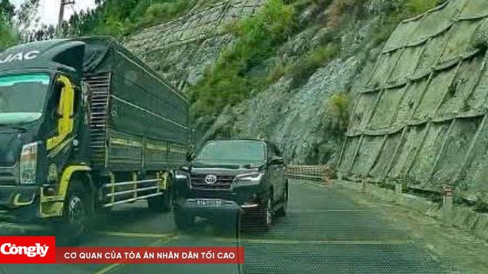 Xe biển xanh vượt ẩu tr&ecirc;n đ&egrave;o An Kh&ecirc;