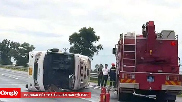 Hai xe va chạm tr&ecirc;n cao tốc, nhiều người thương vong