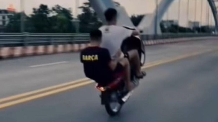 Bốc đầu xe m&aacute;y tr&ecirc;n cầu, thanh ni&ecirc;n 18 tuổi bị chuyển hồ sơ sang cơ quan điều tra
