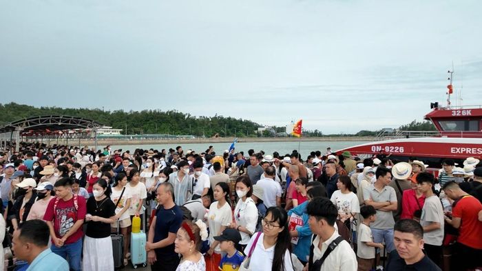 Quảng Ninh: Hơn 1.700 kh&aacute;ch du lịch ở đảo C&ocirc; T&ocirc; đ&atilde; về đất liền an to&agrave;n