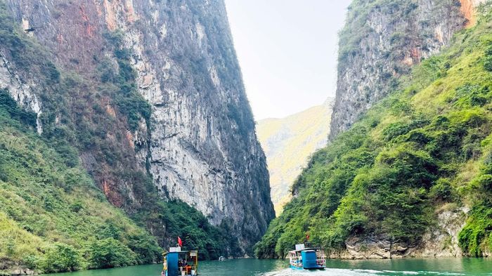Ngoạn mục với h&agrave;nh tr&igrave;nh con đường Hạnh Ph&uacute;c
