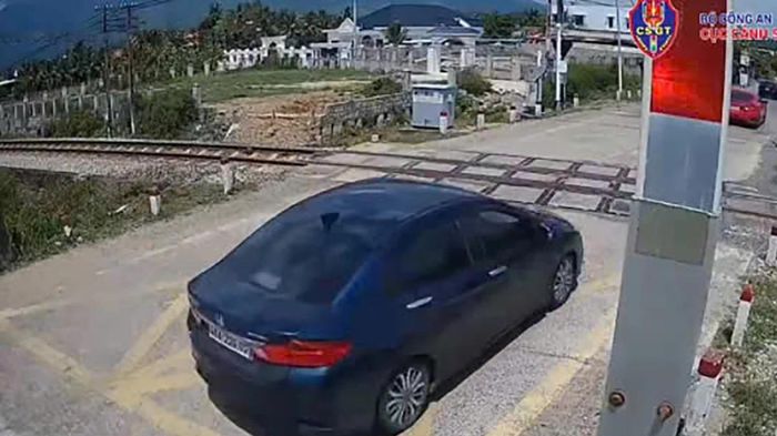 Tước bằng l&aacute;i của nữ t&agrave;i xế l&aacute;i &ocirc; t&ocirc; vượt đường sắt khi đ&egrave;n đỏ đ&atilde; bật