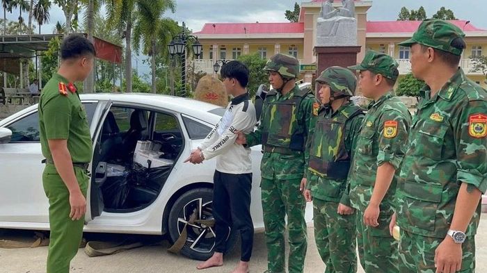 Tạm giữ 2 đối tượng tr&ecirc;n xe &ocirc; t&ocirc; chở gần 4.000 g&oacute;i thuốc l&aacute; ngoại