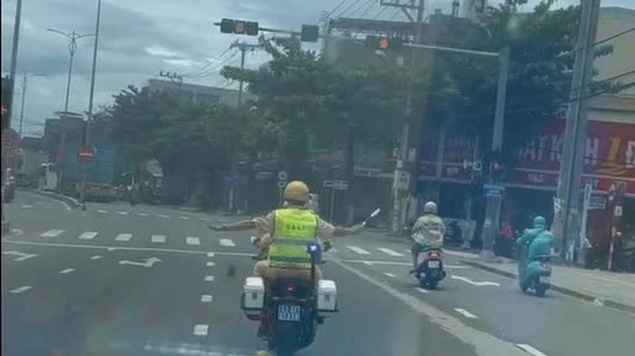 CSGT d&ugrave;ng xe đặc chủng mở đường đưa nạn nh&acirc;n bị tai nạn giao th&ocirc;ng nguy kịch đi cấp cứu