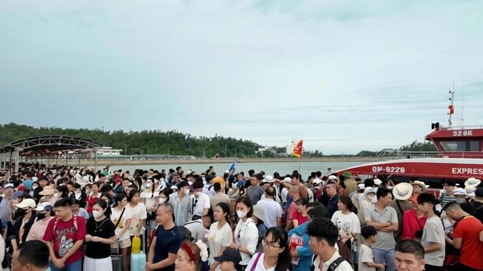 10 chuyến t&agrave;u đưa hơn 1.700 kh&aacute;ch rời C&ocirc; T&ocirc; sau b&atilde;o số 1