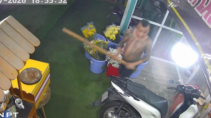 G&atilde; đ&agrave;n &ocirc;ng ở Đồng Th&aacute;p đ&aacute;nh vợ cũ, đập ph&aacute; tiệm hoa l&agrave;m một người bị thương