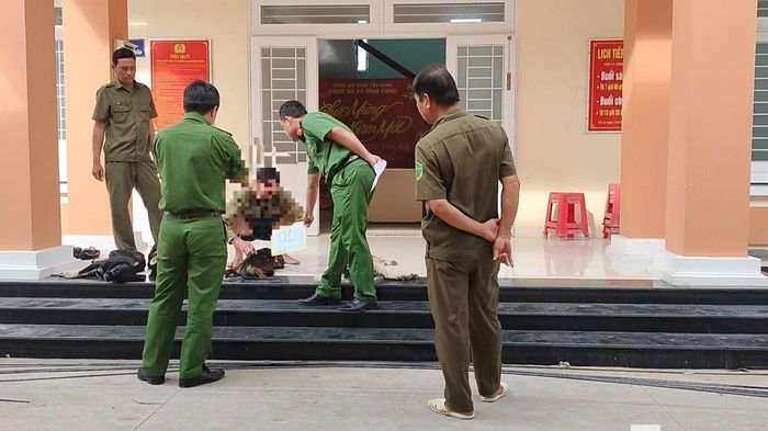 Va chạm giữa đường l&agrave;m lộ b&iacute; mật trong bao tải của hai người đ&agrave;n &ocirc;ng