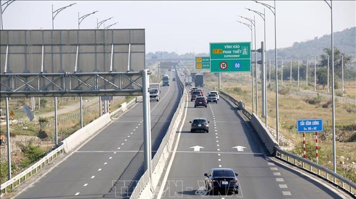 Cục Cảnh s&aacute;t giao th&ocirc;ng lưu &yacute; đặt cảnh b&aacute;o đ&uacute;ng khoảng c&aacute;ch khi xe gặp sự cố tr&ecirc;n cao tốc
