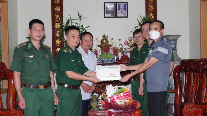 Bộ đội Bi&ecirc;n ph&ograve;ng th&agrave;nh phố Hải Ph&ograve;ng hỗ trợ qu&acirc;n nh&acirc;n c&oacute; ho&agrave;n cảnh kh&oacute; khăn