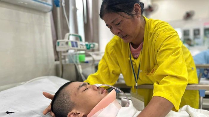 Người mẹ bệnh tim bất lực nh&igrave;n con trai duy nhất gi&agrave;nh giật sự sống