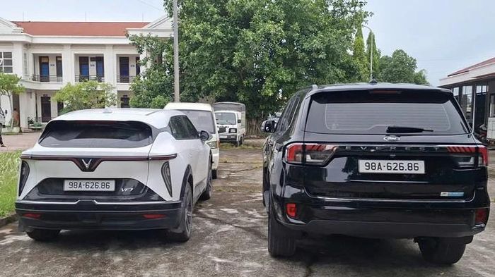&Ocirc; t&ocirc; điện gắn biển số giả tr&ugrave;ng xe Ford Everest, 'ngang nhi&ecirc;n' chạy tr&ecirc;n quốc lộ