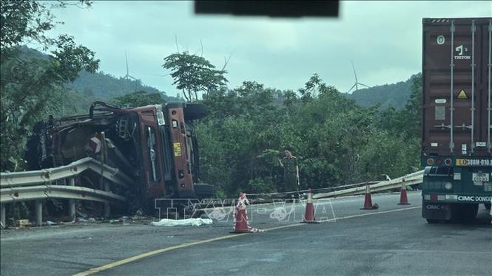 Xe tải mất l&aacute;i, 3 người tử vong