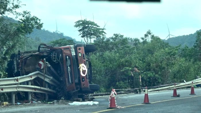 &Ocirc; t&ocirc; tải mất l&aacute;i tr&ecirc;n Quốc lộ 9 khiến 3 người thiệt mạng