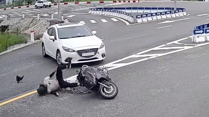 Quay đầu qua vạch xương c&aacute;, &ocirc; t&ocirc; h&uacute;c văng xe m&aacute;y