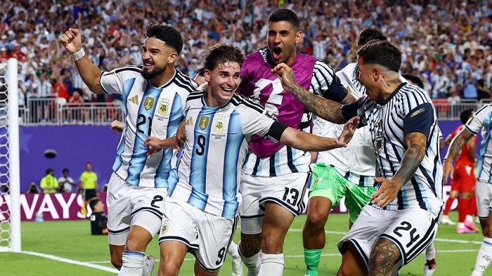Alvarez lập siêu phẩm, đưa Argentina vào bán kết World Cup