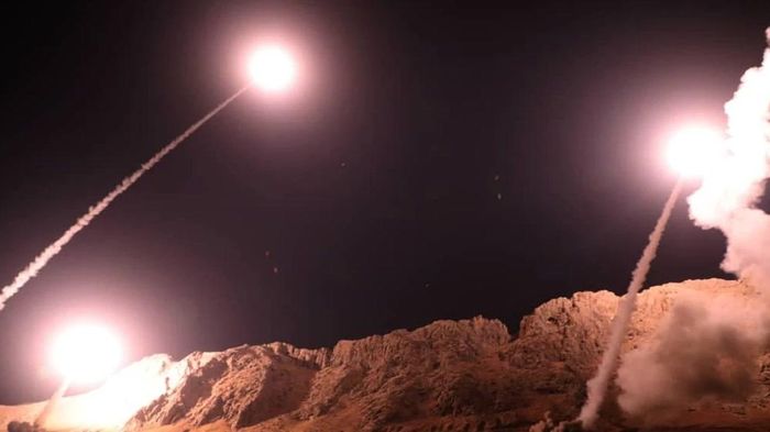 Iran đáp trả quyết liệt, phóng tên lửa hành trình vào tàu hải quân Mỹ