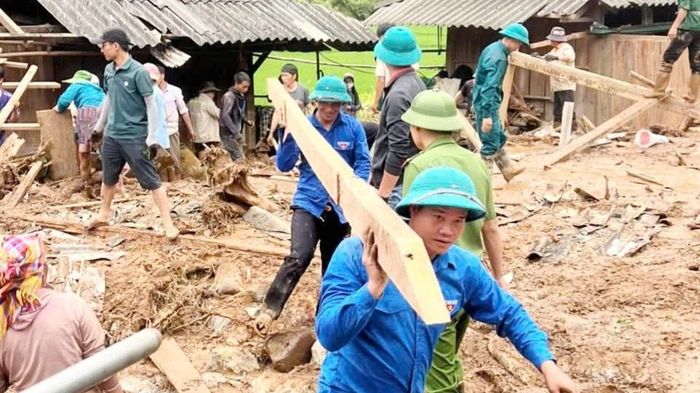 Băng bùn, vượt suối dựng lại nhà cho người dân Sơn La sau mưa lũ, sạt lở
