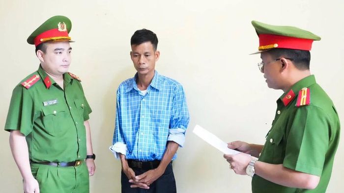 C&ocirc;ng nh&acirc;n rơi từ độ cao 12 m&eacute;t khi lắp m&aacute;i t&ocirc;n, chủ doanh nghiệp bị khởi tố