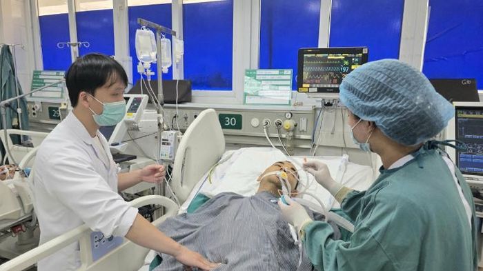 2 người đ&agrave;n &ocirc;ng được cứu nhờ điều phối khẩn thuốc từ nước ngo&agrave;i về Việt Nam