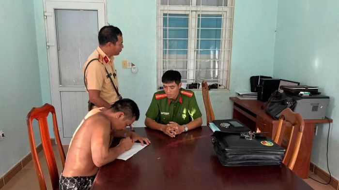 Phạt 35 triệu đồng t&agrave;i xế nồng độ cồn vượt khung l&aacute;i xe kh&aacute;ch 'loạng choạng' tr&ecirc;n QL24