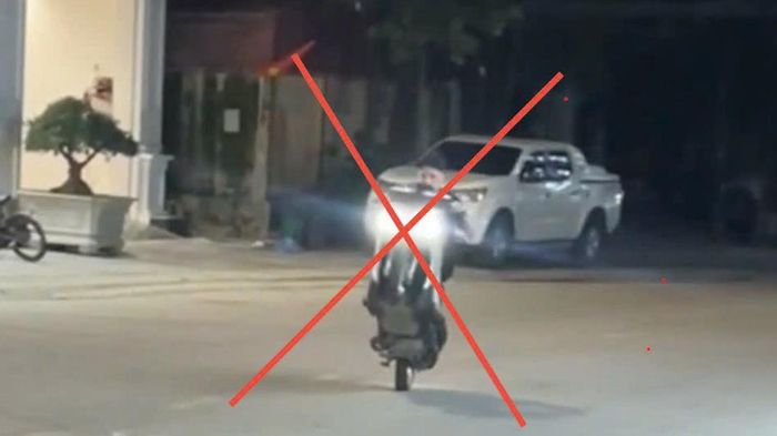 Tịch thu phương tiện, phạt tiền thanh ni&ecirc;n 'bốc đầu' xe m&aacute;y