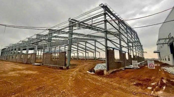 Khởi tố gi&aacute;m đốc sau vụ c&ocirc;ng nh&acirc;n rơi từ m&aacute;i nh&agrave; xưởng cao hơn 12m tử vong