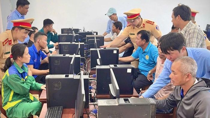 Gia Lai ti&ecirc;n phong hỗ trợ người ngh&egrave;o lấy giấy ph&eacute;p l&aacute;i xe