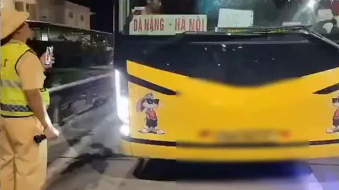 Nhồi nh&eacute;t h&agrave;nh kh&aacute;ch tr&ecirc;n cao tốc, t&agrave;i xế xe kh&aacute;ch bị phạt hơn 100 triệu đồng